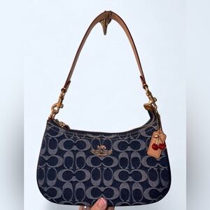 Teri Shoulder Bag In Signature Denim